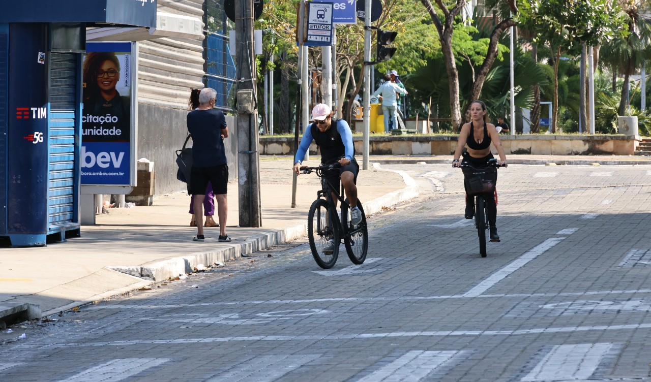 pessoas andando de bicicleta